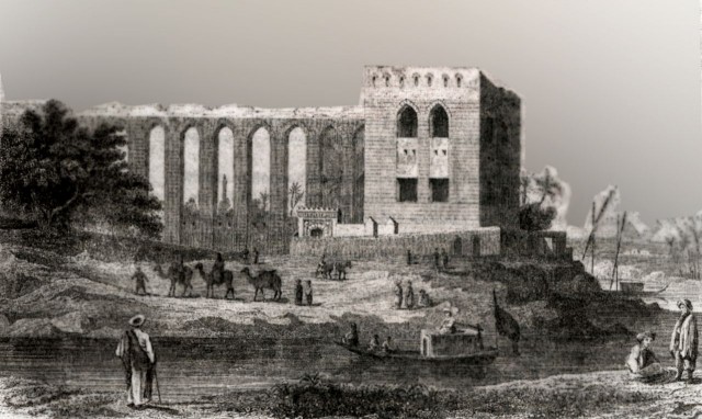 Огромный древний Акведук является историческим памятником и значимой архитектурной достопримечательностью Каира. Первый акведук, в районе современного Каира, был построен в IX веке по приказу Ахмада Ибн Тулуна. Он питал водой город аль-Катай, расположенный между городом Вавилоном и Каиром. Сейчас о существовании города аль-Катая напоминает только сохранившаяся мечеть Ибн Тулун. Второй акведук в Каире был построен в 1311 году султаном аль-Насиром. Он подавал воду из реки Нил в каирскую цитадель. С помощью огромных колёс воду поднимали на высоту, но они до наших дней не сохранились. Постепенно русло Нила смещалось на запад, поэтому длина акведука постепенно увеличивалась и после последней пристройки в 1505 году, его длина составила 3405 м.  Акведук служил людям до 1872 года. По нему уже давно не течёт вода, но он как и прежде проходит под Каиром. Его пересекают современные шоссе и железная дорога. Большая (3-х км.) часть акведука сохранилась до нашего времени и на сегодняшний день имеет высоту всего 2 метров от уровня земли. Сохранившуюся часть акведука Ан-Насира можно увидеть напротив центральной части острова Рода.   Долгое время власти Египта акведуку не уделяли должного внимания и только в 2007 году его очистили от гор мусора и немного подреставрировали. В будующем планируется придать акведуку первоначальный вид, отремонтировав его механические части. Возможно в скором будущем древний акведук Ан-Насира станет большой достопримечательностью Египта.